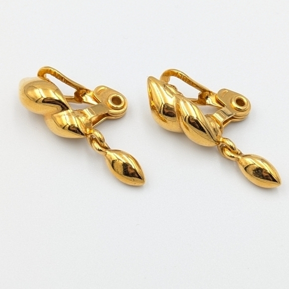 Vintage Jewelry - Vintage signed Monet gold tone clip on earrings